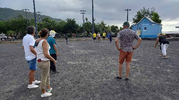 Des passionnés de sport-boules sur le boulodrome