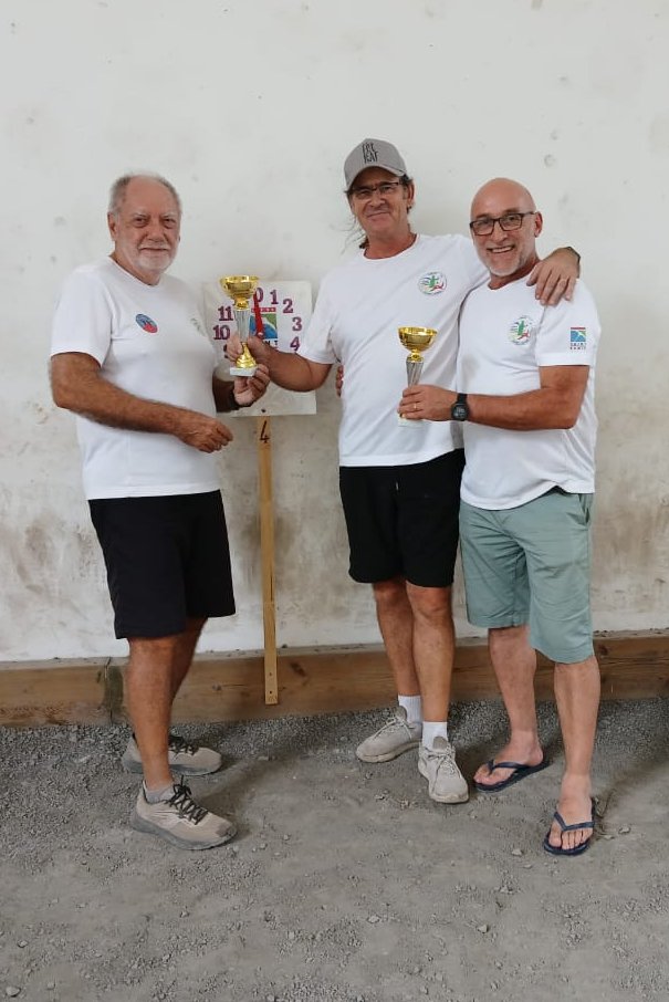 Les vainqueurs Denis-Cyril recevant leurs coupes