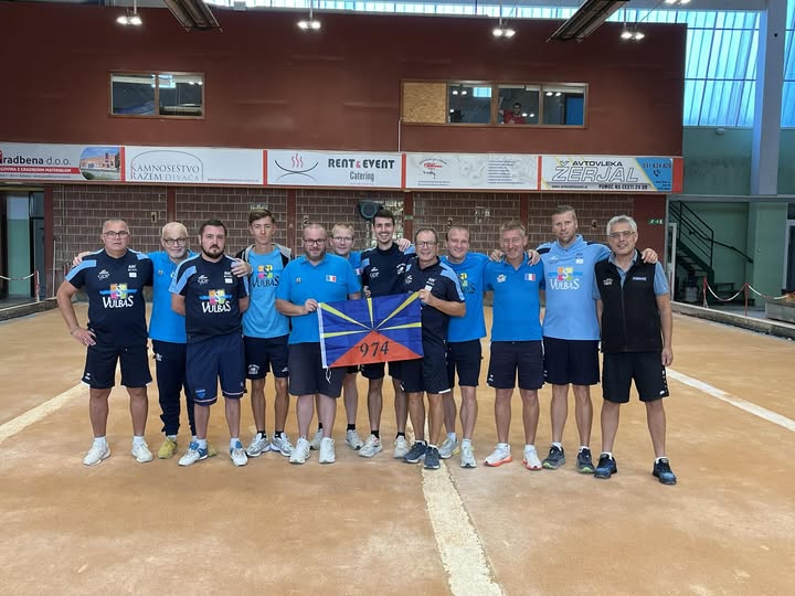 Clin d'œil de Gérard Condro avec l'équipe de Saint-Vulbas en Slovénie lors du 1/4 de finale aller de coupe d'Europe des clubs