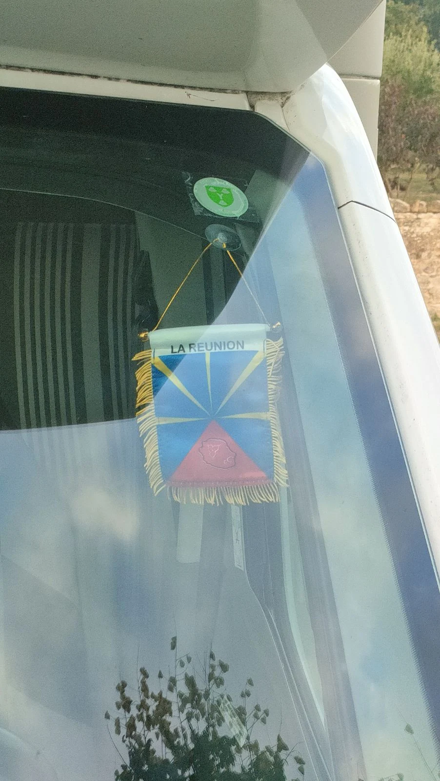 Fanion La Réunion sur le pare-brise du camping-car du président de la FFSB